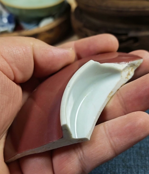 古玩陶瓷紅釉瓷片真品鑒賞圖