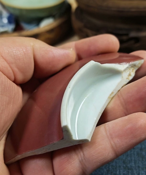 古玩陶瓷紅釉瓷片真品鑒賞圖