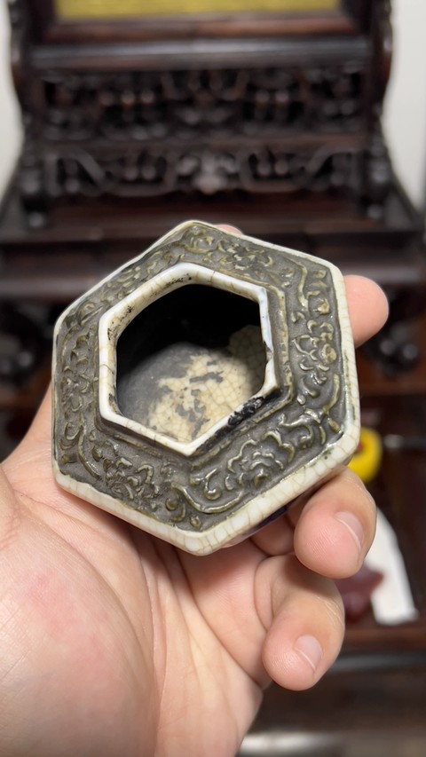 古玩陶瓷哥釉青花花卉紋六方水盂真品鑒賞圖