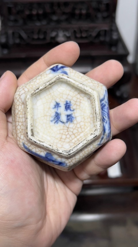 古玩陶瓷哥釉青花花卉紋六方水盂真品鑒賞圖