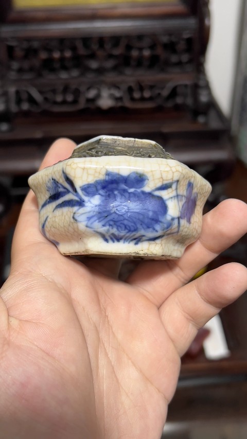 古玩陶瓷哥釉青花花卉紋六方水盂真品鑒賞圖