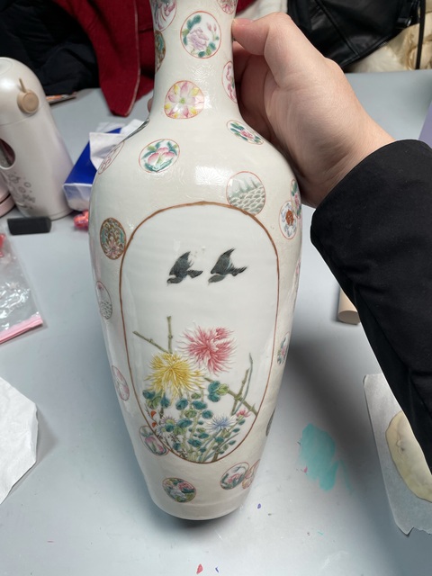 古玩陶瓷軋道粉彩花鳥紋撇口瓶真品鑒賞圖