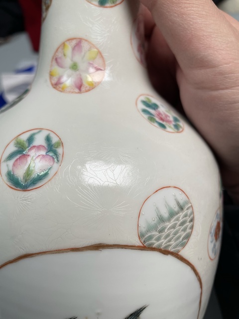 古玩陶瓷軋道粉彩花鳥紋撇口瓶真品鑒賞圖
