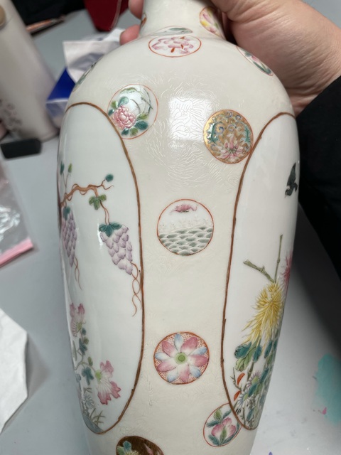古玩陶瓷軋道粉彩花鳥紋撇口瓶真品鑒賞圖