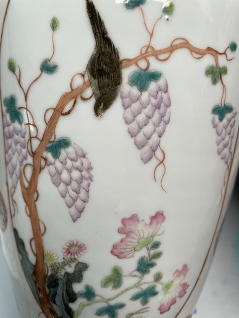 古玩陶瓷軋道粉彩花鳥紋撇口瓶真品鑒賞圖