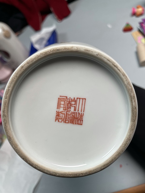 古玩陶瓷軋道粉彩花鳥紋撇口瓶真品鑒賞圖