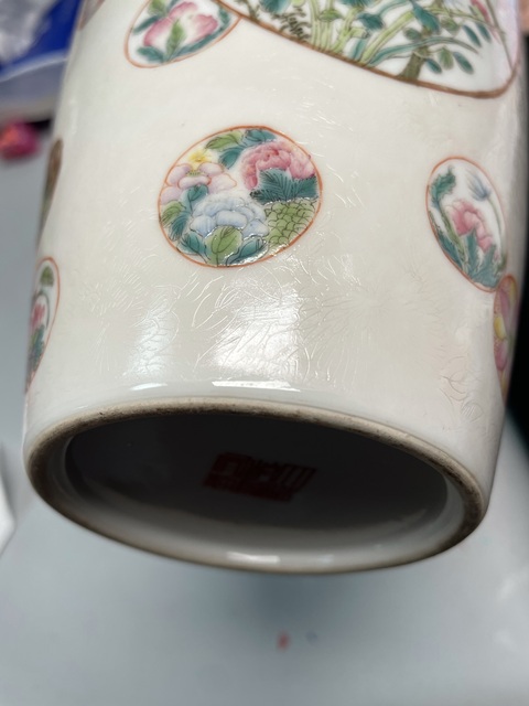 古玩陶瓷軋道粉彩花鳥紋撇口瓶真品鑒賞圖