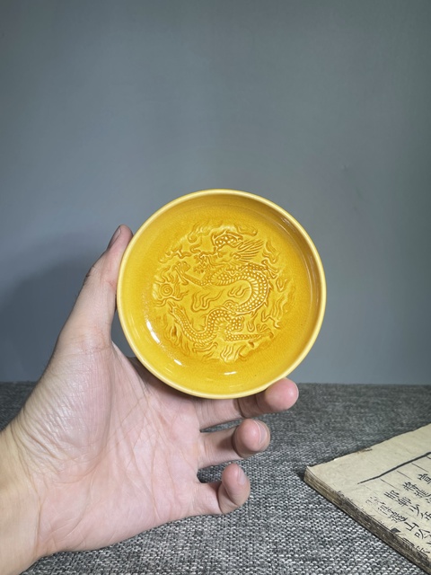 古玩陶瓷清末民初.黃釉龍紋盤拍賣，當前價格0元