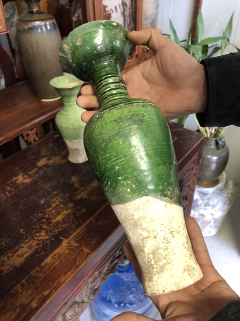 古玩陶瓷綠釉花口瓶真品鑒賞圖