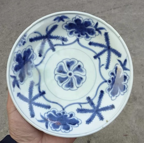 古玩陶瓷青花纏枝花紋盤真品鑒賞圖