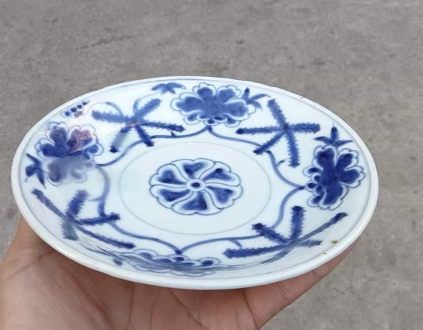 古玩陶瓷青花纏枝花紋盤真品鑒賞圖