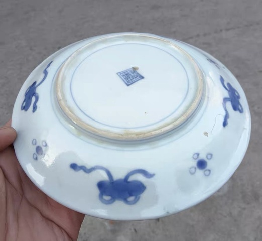 古玩陶瓷青花纏枝花紋盤真品鑒賞圖