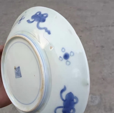 古玩陶瓷青花纏枝花紋盤真品鑒賞圖