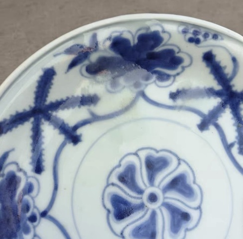 古玩陶瓷青花纏枝花紋盤真品鑒賞圖