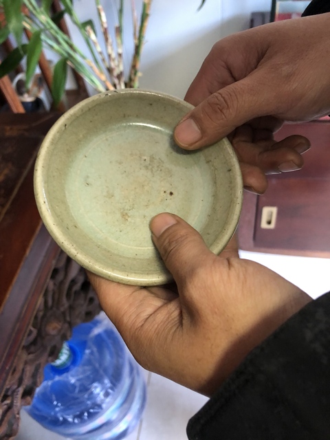 古玩陶瓷龍泉窯青釉盤真品鑒賞圖