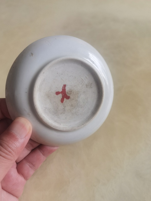 古玩陶瓷紅綠彩盤真品鑒賞圖