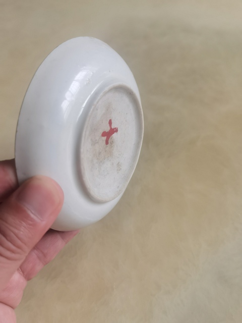 古玩陶瓷紅綠彩盤真品鑒賞圖