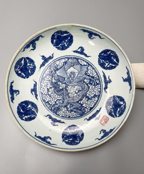 古玩陶瓷青花正面龍紋盤真品鑒賞圖