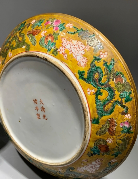 古玩陶瓷黃釉龍紋臥盤真品鑒賞圖