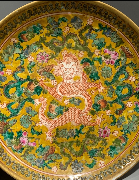 古玩陶瓷黃釉龍紋臥盤真品鑒賞圖