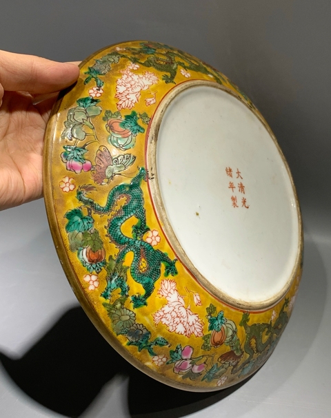 古玩陶瓷黃釉龍紋臥盤真品鑒賞圖