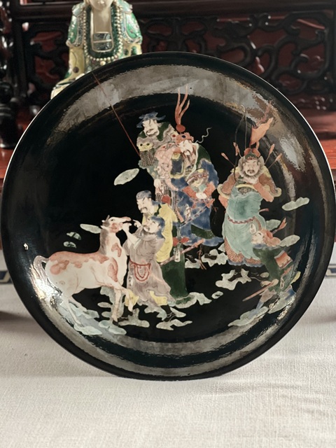 古玩陶瓷墨地五彩人物故事盤真品鑒賞圖