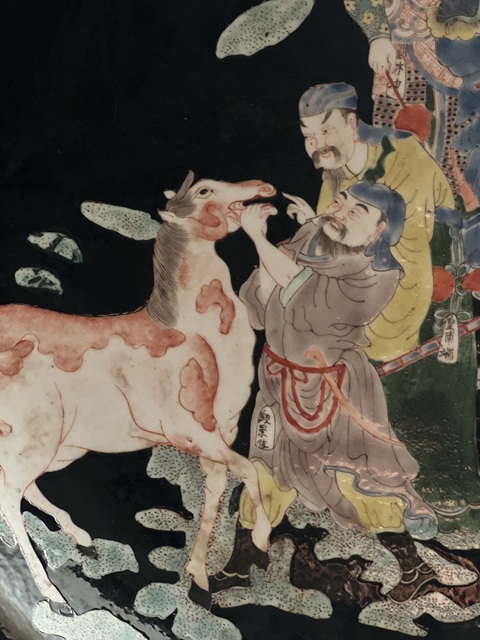 古玩陶瓷墨地五彩人物故事盤真品鑒賞圖