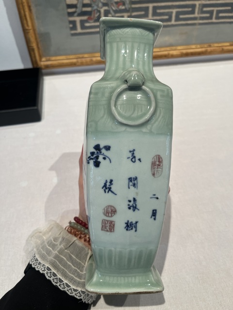 古玩陶瓷豆青釉青花釉里紅四方瓶真品鑒賞圖