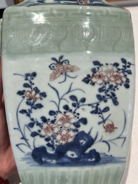 古玩陶瓷豆青釉青花釉里紅四方瓶真品鑒賞圖