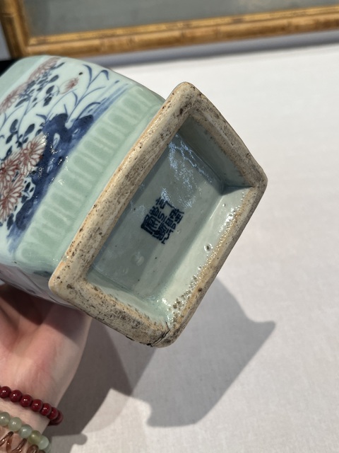 古玩陶瓷豆青釉青花釉里紅四方瓶真品鑒賞圖