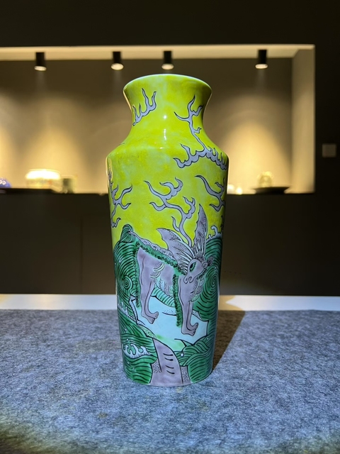 古玩陶瓷黃釉素三彩海馬紋筒瓶真品鑒賞圖