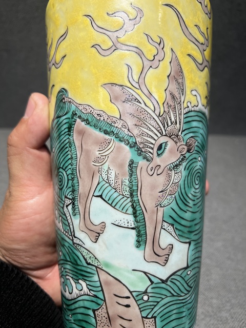 古玩陶瓷黃釉素三彩海馬紋筒瓶真品鑒賞圖