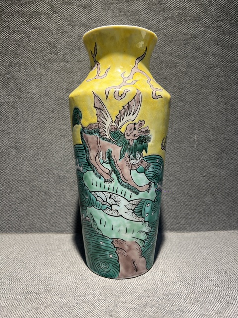 古玩陶瓷黃釉素三彩海馬紋筒瓶真品鑒賞圖