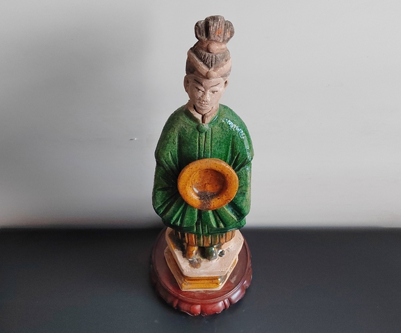 古玩陶瓷高大的精品明代三彩高髻捧盤仕女俑38厘米拍賣，當前價格38元