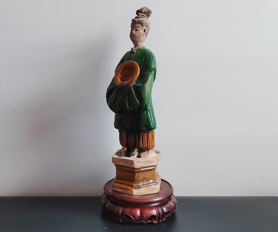 古玩陶瓷高大的精品明代三彩高髻捧盤仕女俑38厘米拍賣，當前價格38元