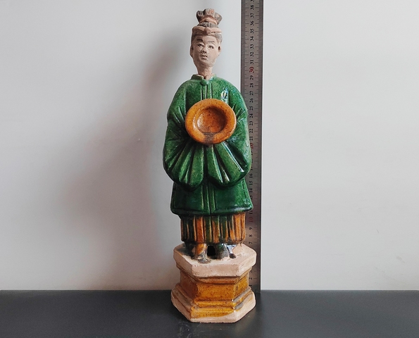 古玩陶瓷高大的精品明代三彩高髻捧盤仕女俑38厘米拍賣，當前價格38元