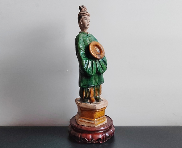 古玩陶瓷高大的精品明代三彩高髻捧盤仕女俑38厘米拍賣，當前價格38元