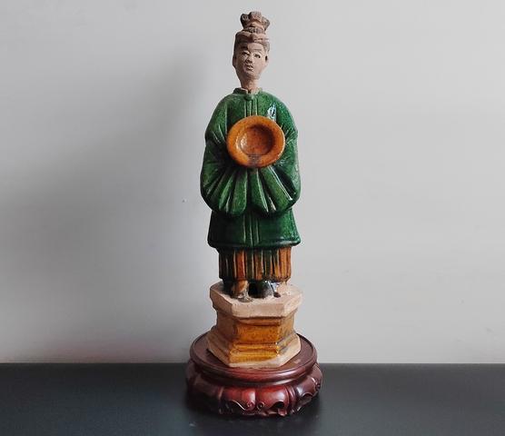 古玩陶瓷高大的精品明代三彩高髻捧盤仕女俑38厘米拍賣，當前價格38元