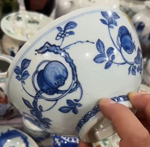 古玩陶瓷花卉紋青花碗真品鑒賞圖