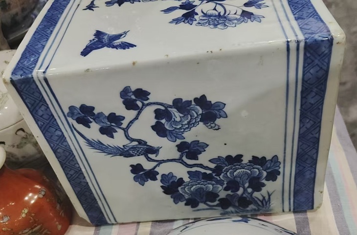 古玩陶瓷花鳥紋青花書擋真品鑒賞圖