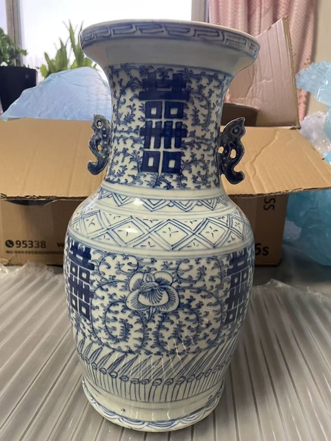 古玩陶瓷纏枝花囍字紋雙耳盤口瓶真品鑒賞圖