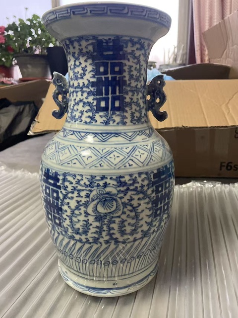 古玩陶瓷纏枝花囍字紋雙耳盤口瓶真品鑒賞圖