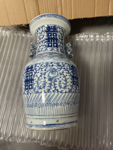 古玩陶瓷纏枝花囍字紋雙耳盤口瓶真品鑒賞圖