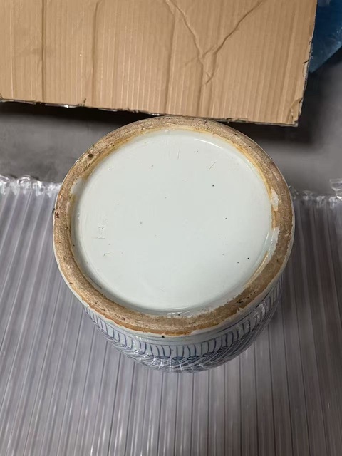 古玩陶瓷纏枝花囍字紋雙耳盤口瓶真品鑒賞圖