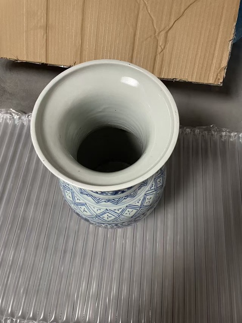 古玩陶瓷纏枝花囍字紋雙耳盤口瓶真品鑒賞圖