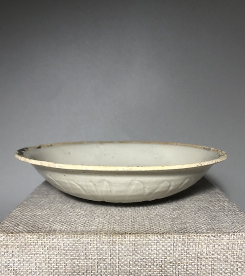 古玩陶瓷宋，南定白釉刻花盤拍賣，當(dāng)前價(jià)格2000元