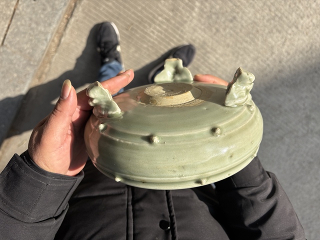 古玩陶瓷龍泉窯青釉三足香爐真品鑒賞圖