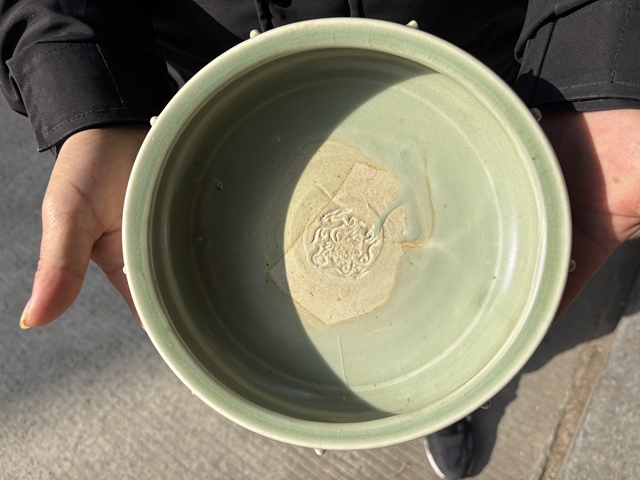 古玩陶瓷龍泉窯青釉三足香爐真品鑒賞圖