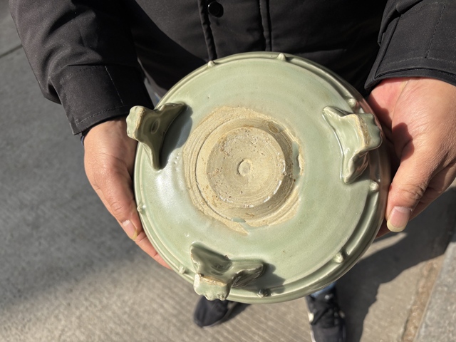 古玩陶瓷龍泉窯青釉三足香爐真品鑒賞圖