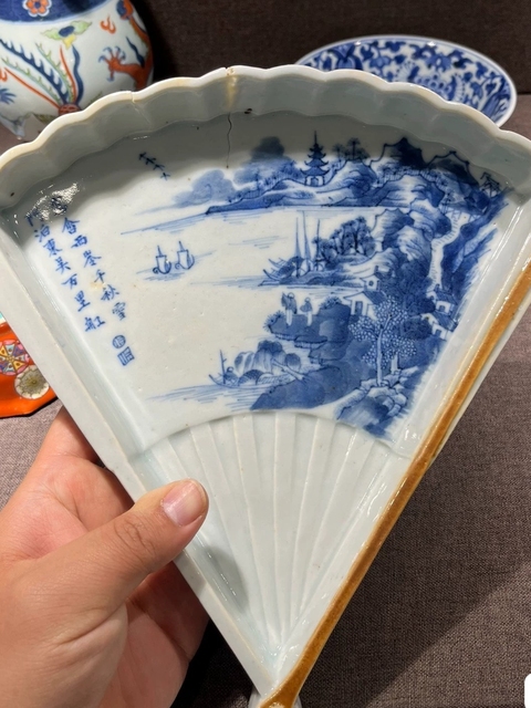古玩陶瓷樓臺亭閣山水紋青花扇型盤真品鑒賞圖